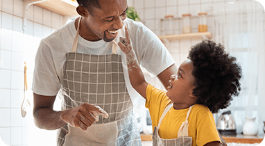 Imagem de um pai e um filho na cozinha cozinhando 